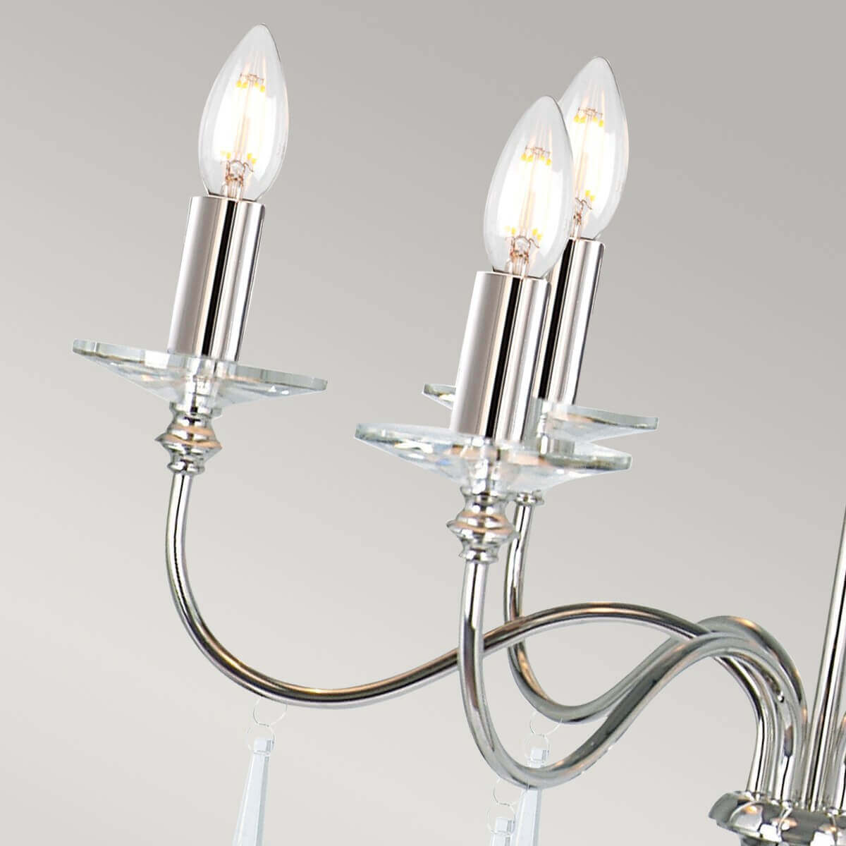 Détail des douilles à bougies et des ampoules flammes allumées sur les bras