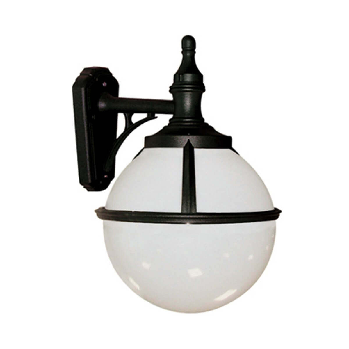 Applique murale noire avec globe de verre blanc opaque, vue de face sur fond blanc