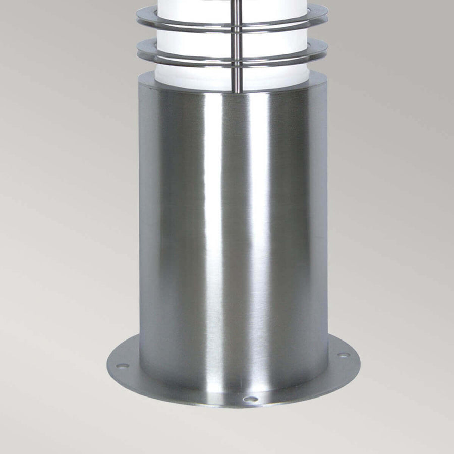 Détail de la base circulaire percée pour la fixation au sol