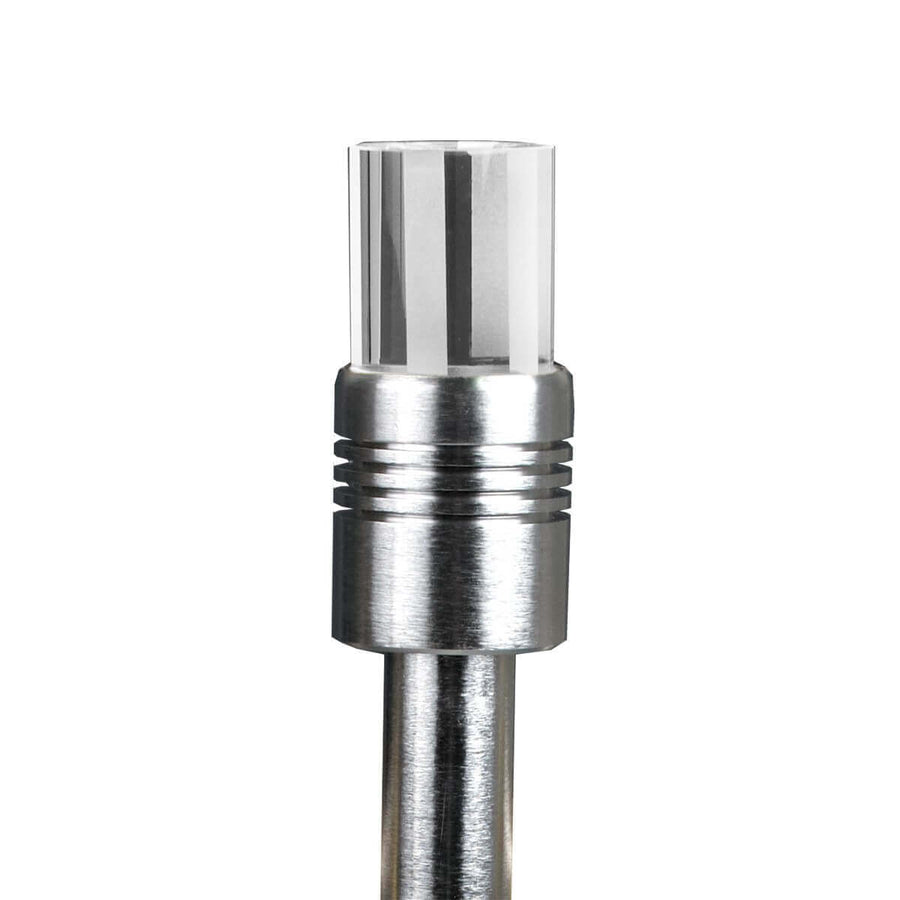 Gros plan sur la tête du luminaire, diffuseur cylindrique transparent et collerette aluminium striée