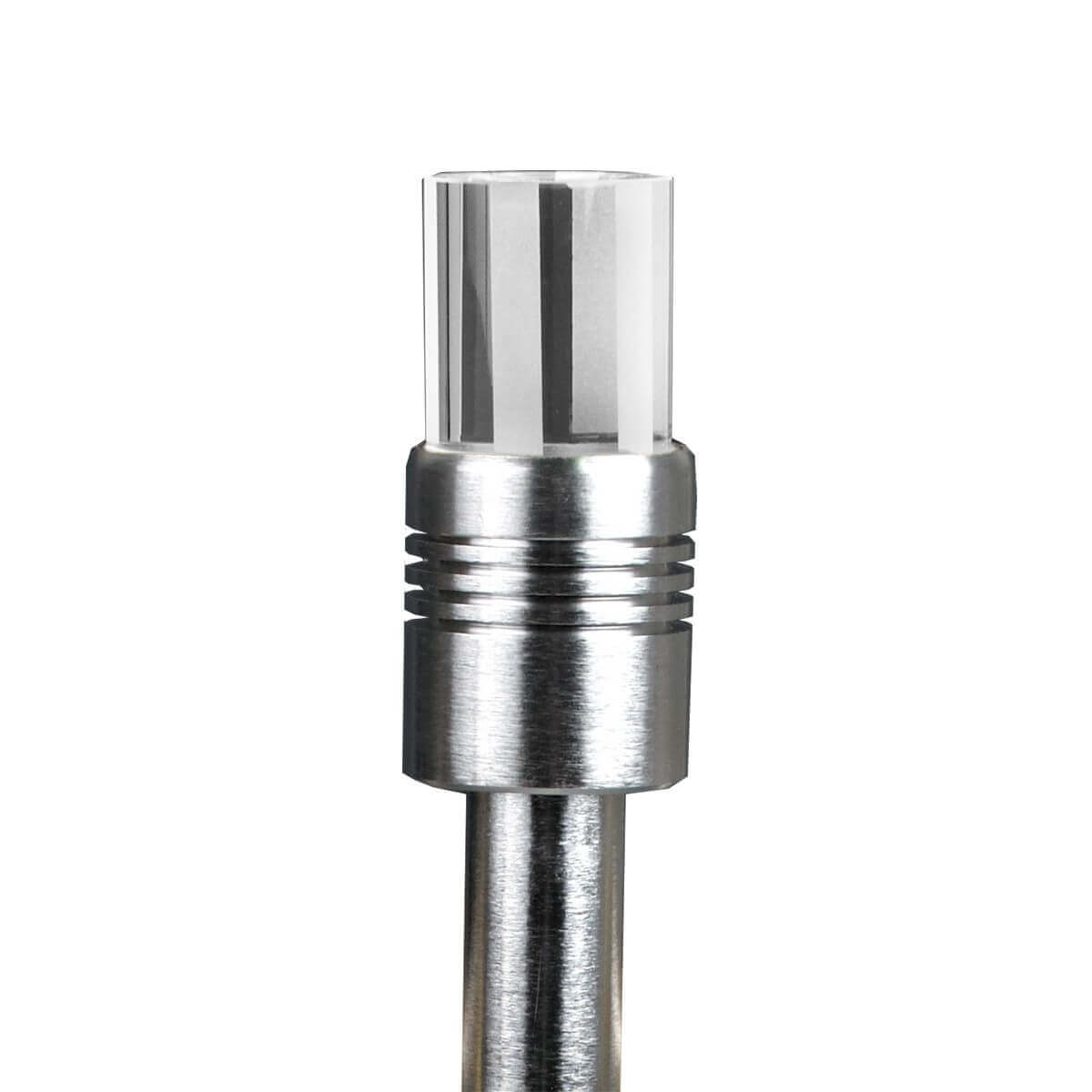 Gros plan sur la tête du luminaire, diffuseur cylindrique transparent et collerette aluminium striée