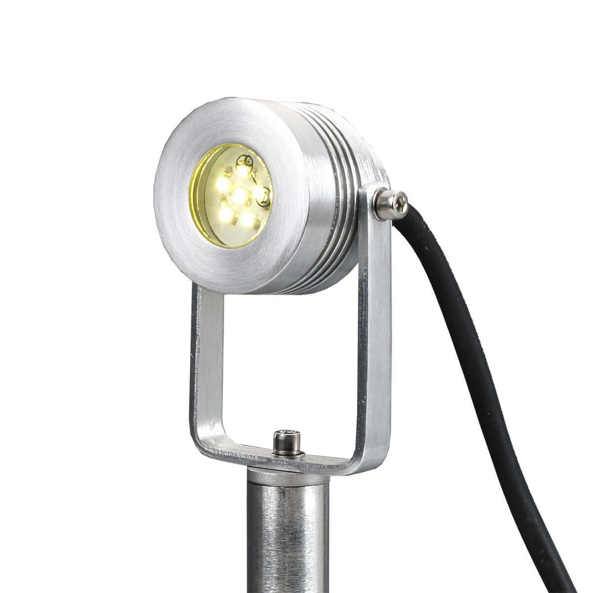 Détail du projecteur rond en aluminium brossé avec LED et câble noir