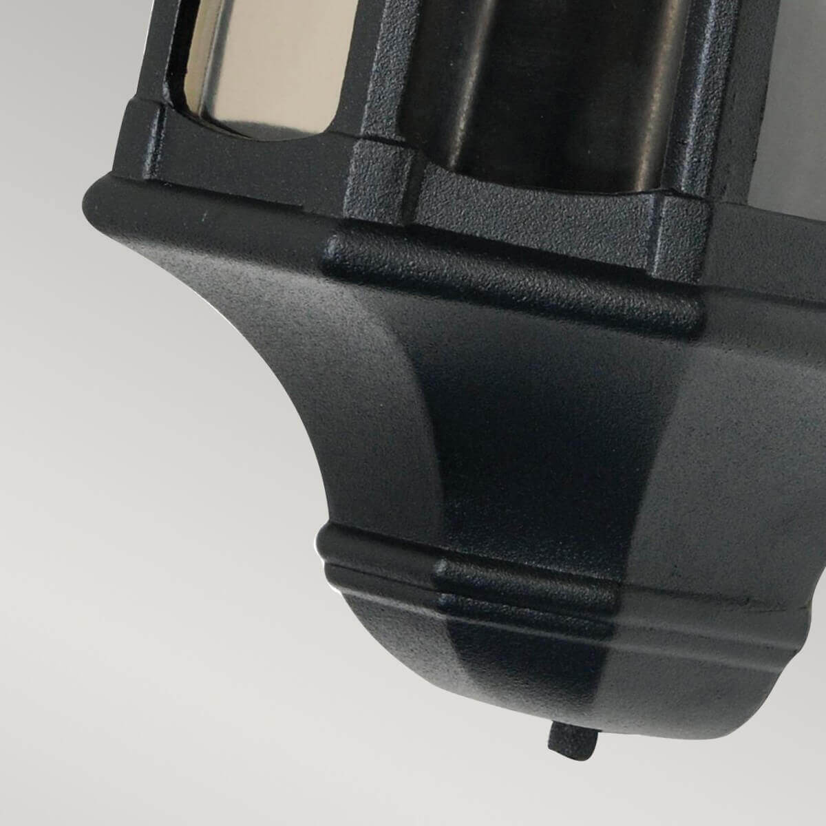 Détail de la base effilée noire et du cabochon inférieur
