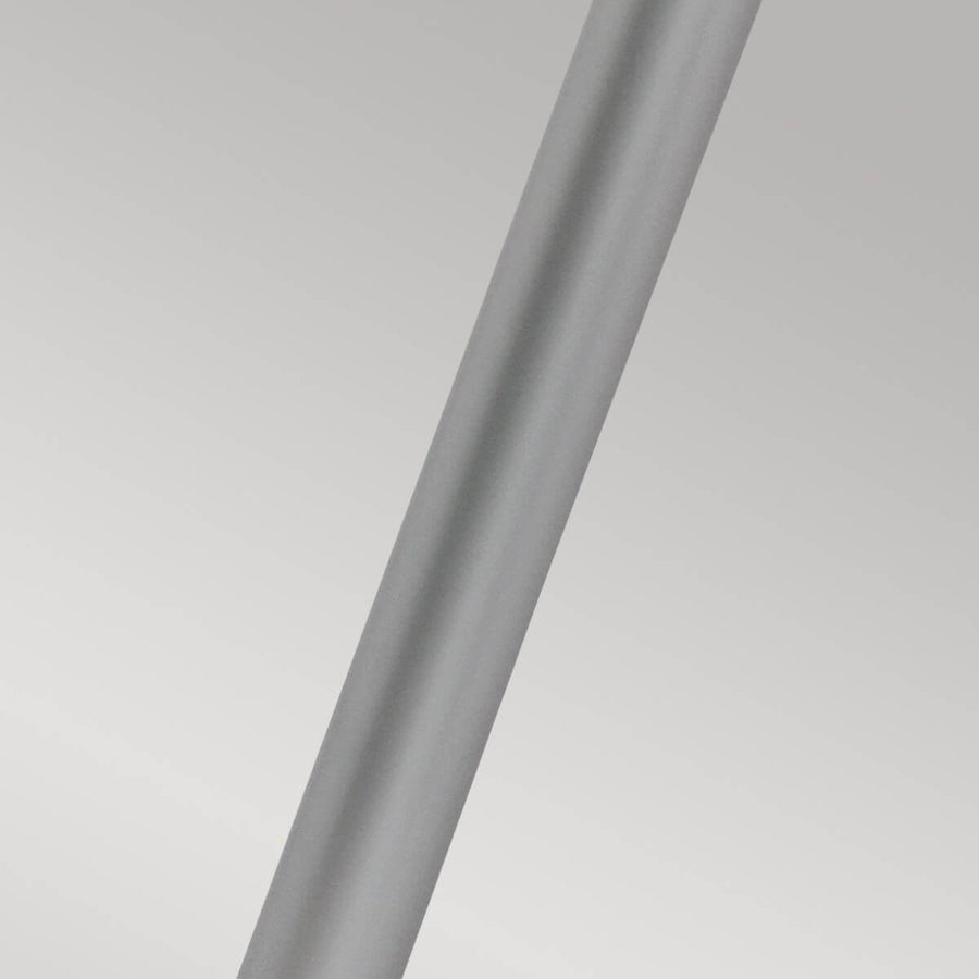 Détail du fût cylindrique argenté, texture métallique mate en gros plan