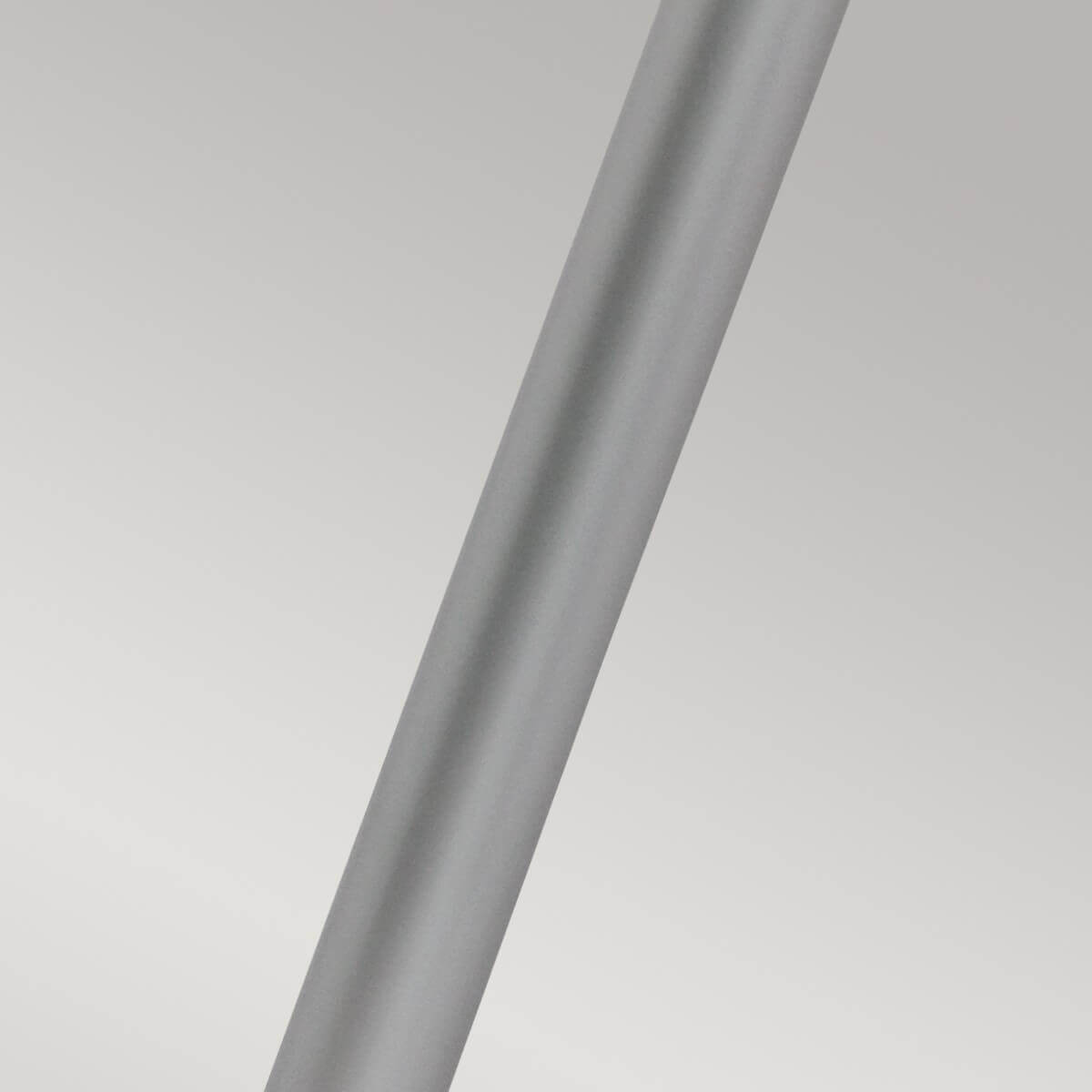 Détail du fût cylindrique argenté, texture métallique mate en gros plan