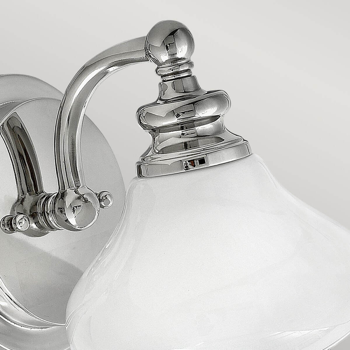 Gros plan sur le sommet du bras recourbé et la bague chromée du diffuseur.
