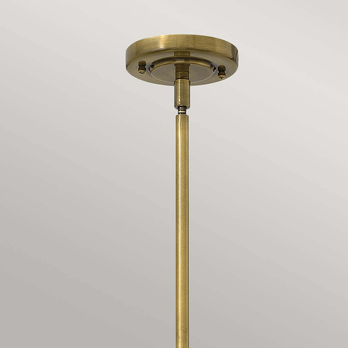 Détail de la rosace en bronze brossé fixée au plafond et de la tige.