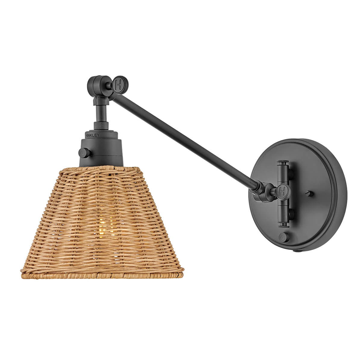Applique murale noire et rotin tressé, bras articulé, vue de trois quarts avec abat-jour conique.