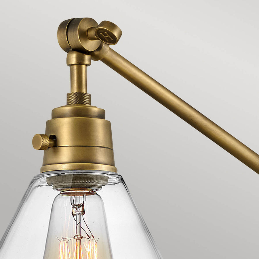 Détail du raccord articulé en laiton brossé avec vis moletée et tige orientable.