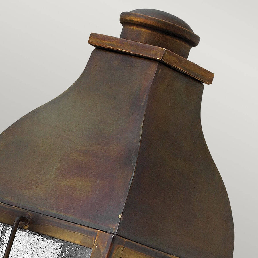 Détail du sommet bombé et du chapiteau, finition bronze brossé et patine.