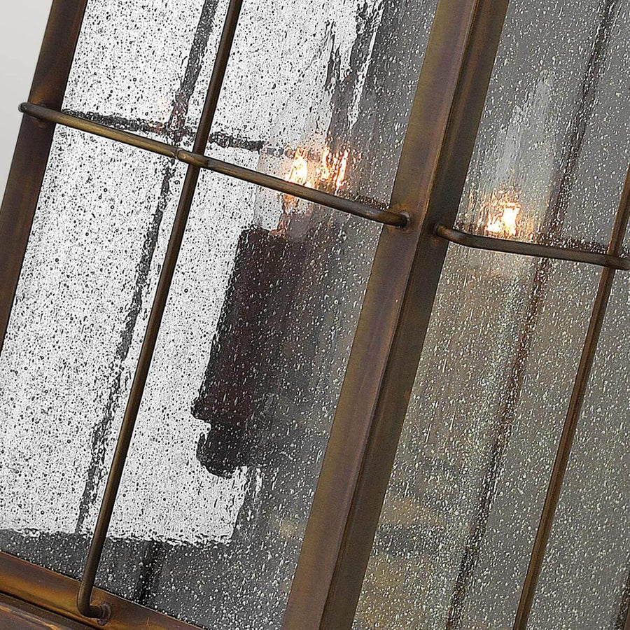 Gros plan sur le verre moucheté et les ampoules bougies allumées à l'intérieur.