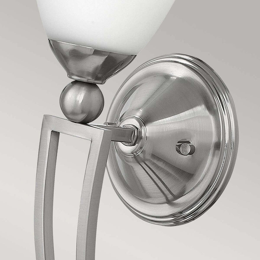 Détail de la rosace murale ronde en nickel satiné brossé avec vis de fixation