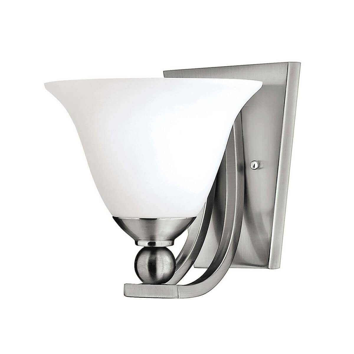 Vue de face de l'applique murale, verre opalin blanc et support nickel satiné