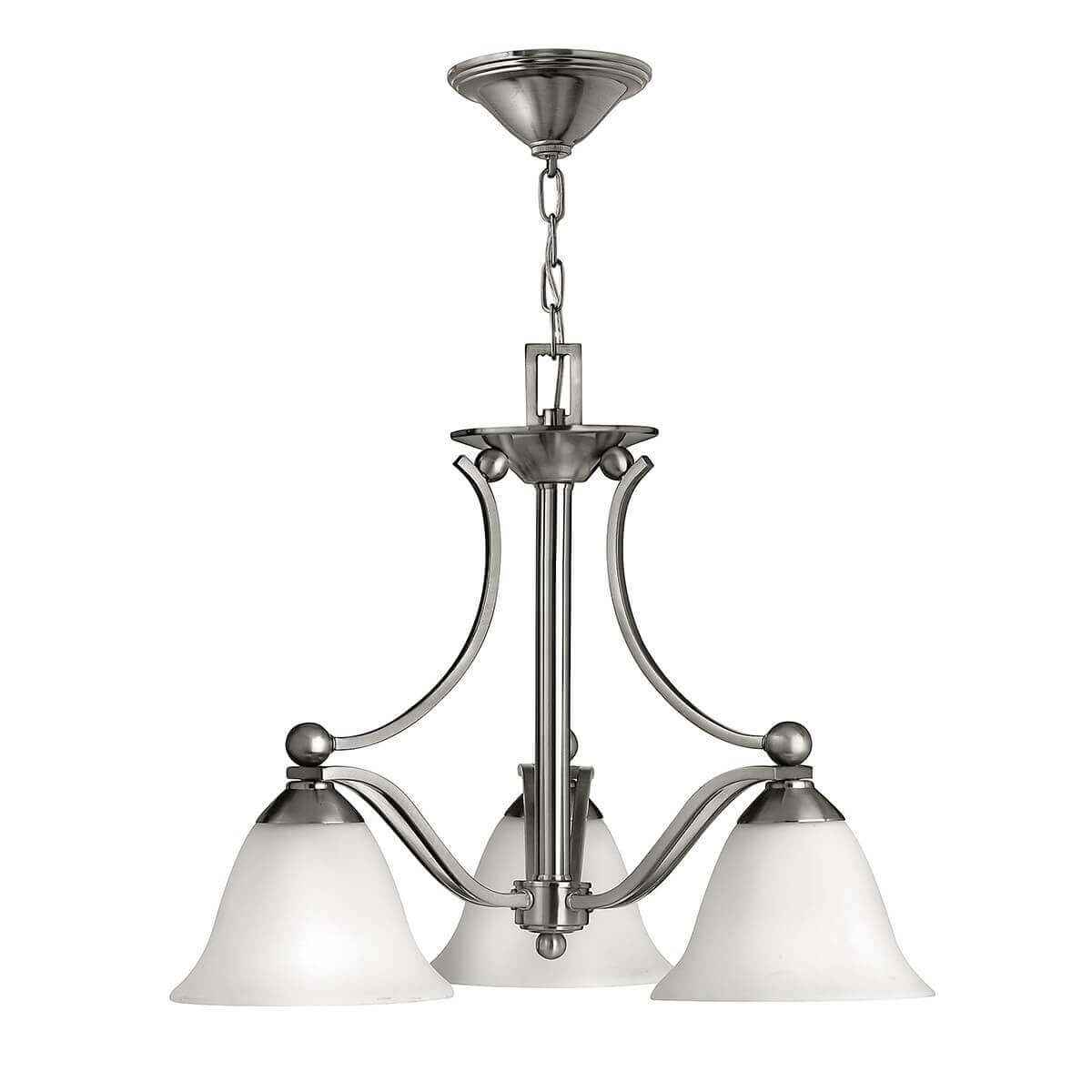 Lustre suspendu à trois abat-jours en verre blanc, vue de face sur fond neutre