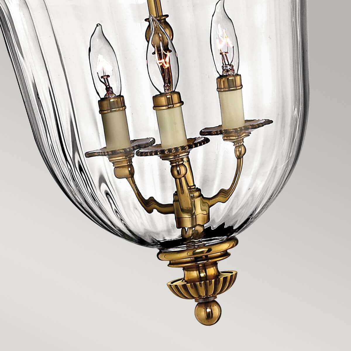 Détail des trois ampoules et douilles en laiton sous le verre transparent