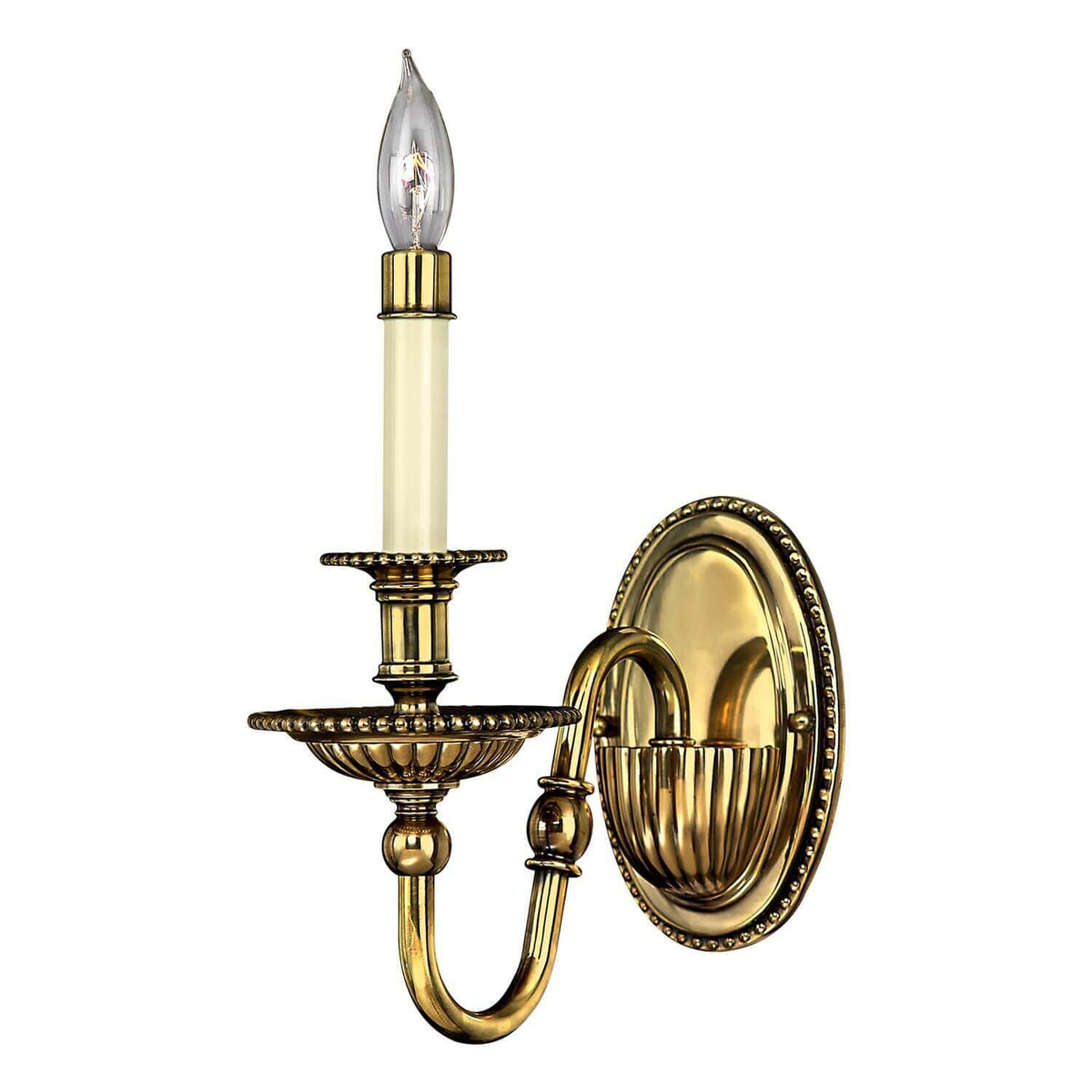 Applique murale en laiton doré avec bras recourbé, douille à bougie et ampoule apparente.