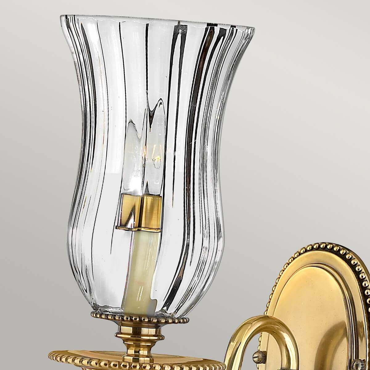 Détail du verre transparent à côtes verticales, forme tulipe, monté sur la douille.