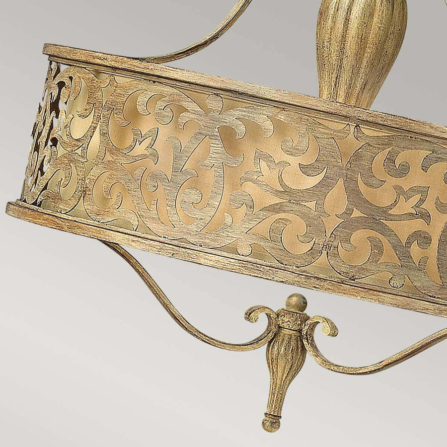 Détail du bas de l'abat-jour ajouré, des motifs feuillagés et de la pointe dorée.