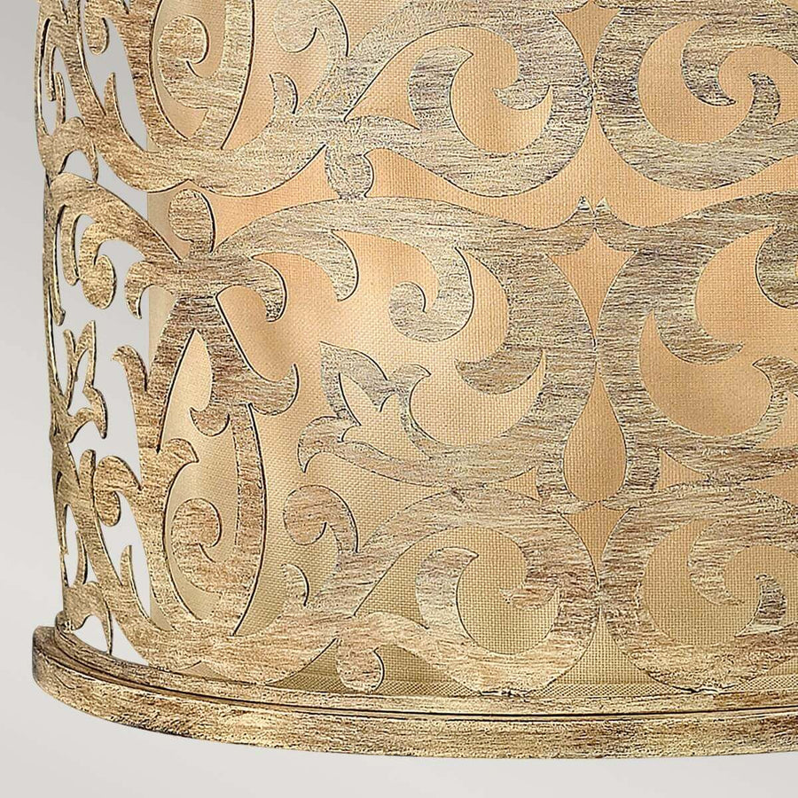 Détail du bord inférieur doré et du motif arabesque découpé en métal