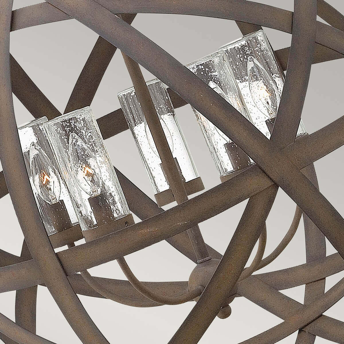 Détail des cinq ampoules et des verres cylindriques texturés à l'intérieur de la sphère