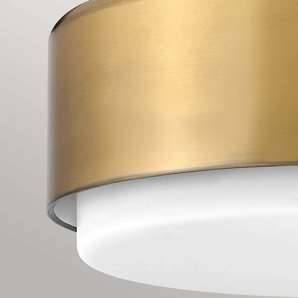 Détail rapproché de la finition laiton brossé et du verre opale blanc