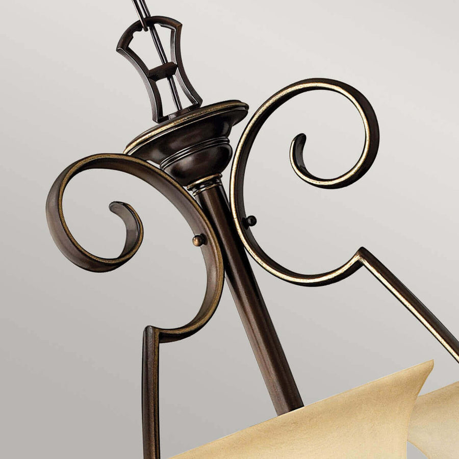 Gros plan sur les volutes décoratives et le corps central en bronze doré