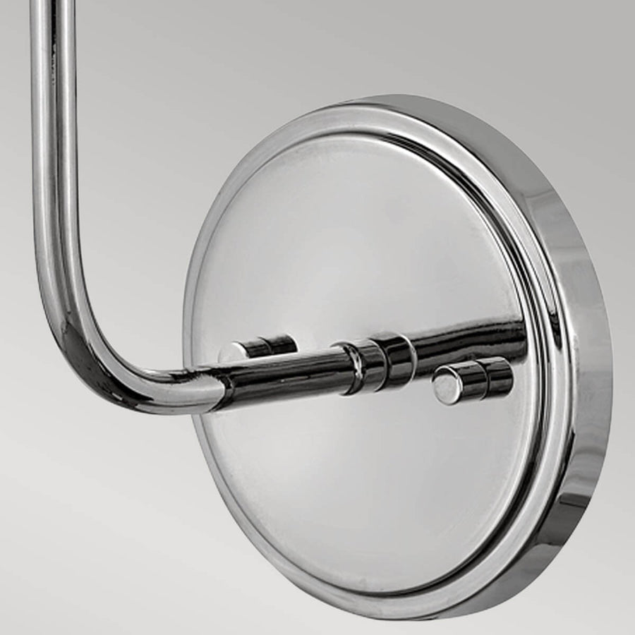 Détail de la rosace ronde et du bras en nickel poli
