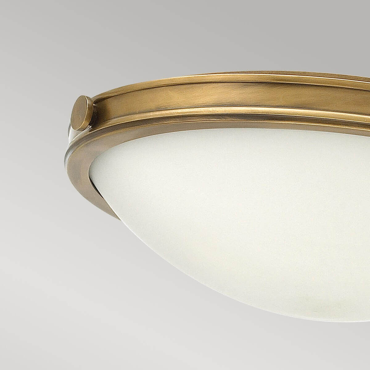 Détail du profil latéral, pastille ronde en laiton et bord du verre dépoli
