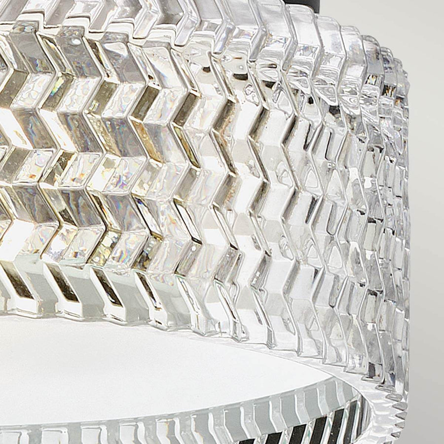 Détail du motif chevron du verre et du bord inférieur translucide