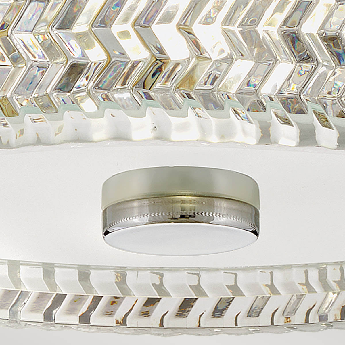 Détail de la bague centrale chromée et du diffuseur blanc sous l'abat-jour