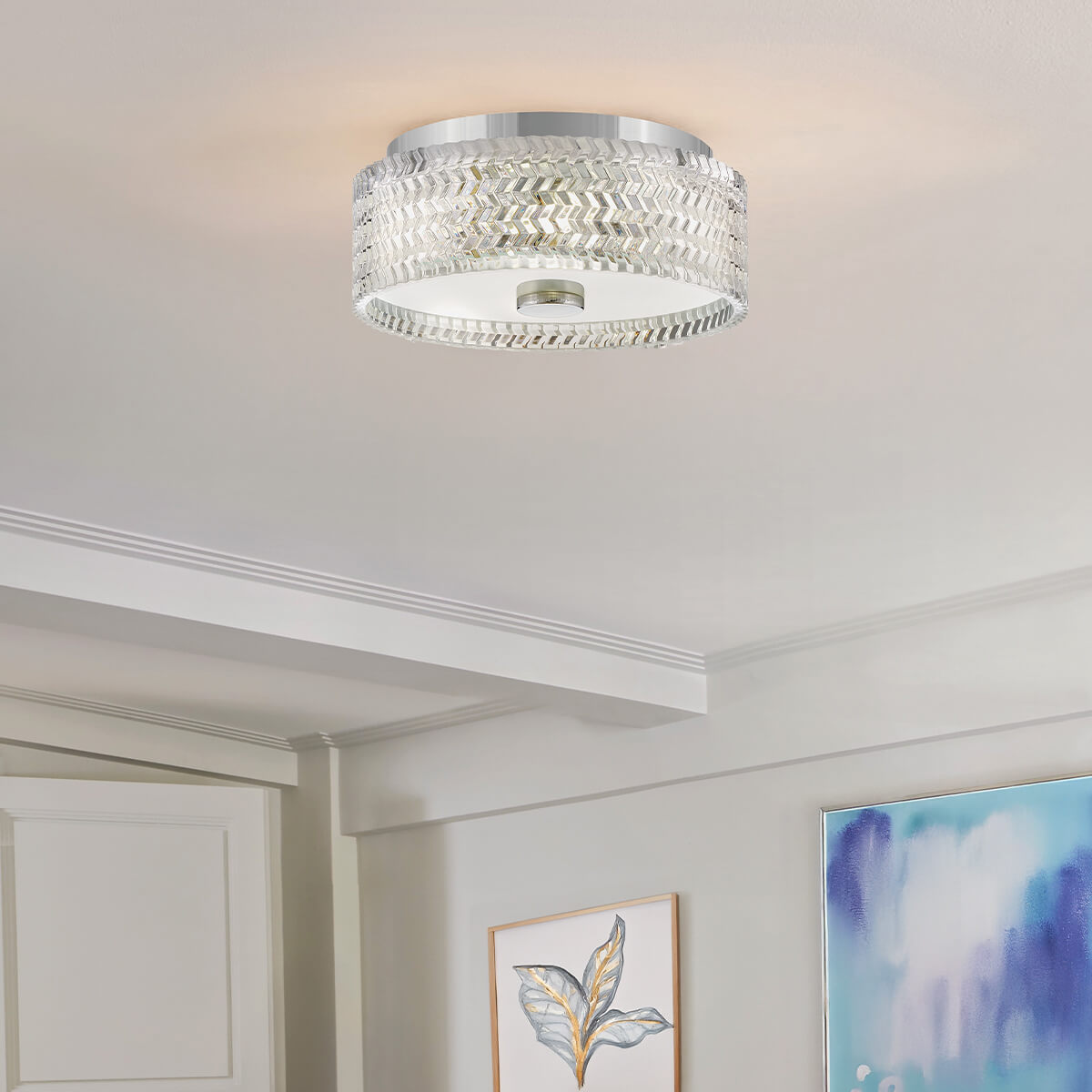 Mise en ambiance du plafonnier fixé au plafond dans un intérieur clair