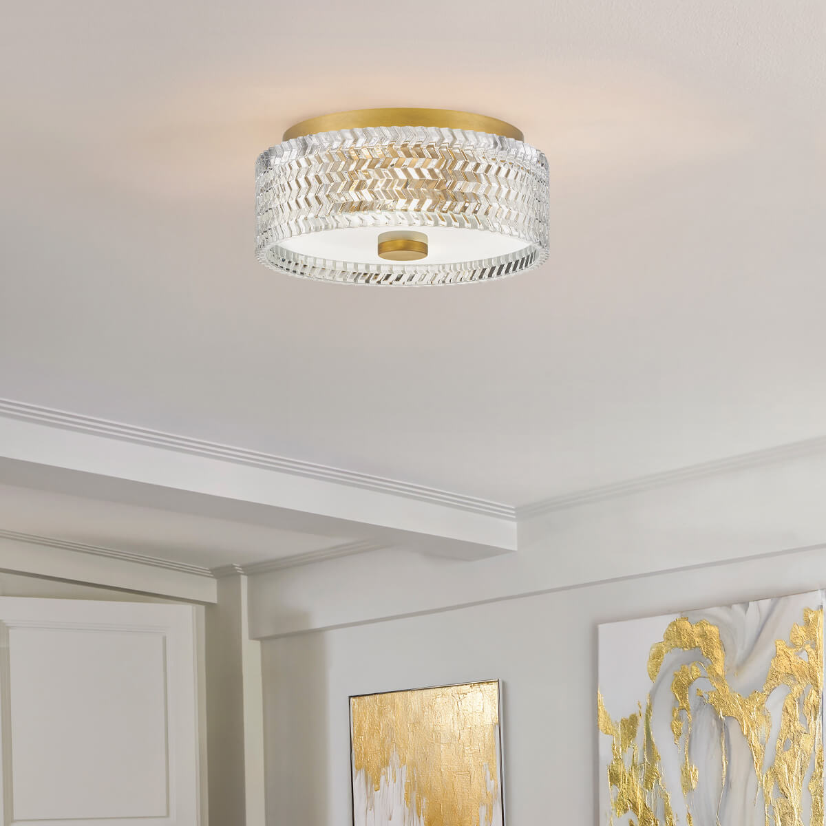 Mise en ambiance du plafonnier allumé au plafond d'un salon clair