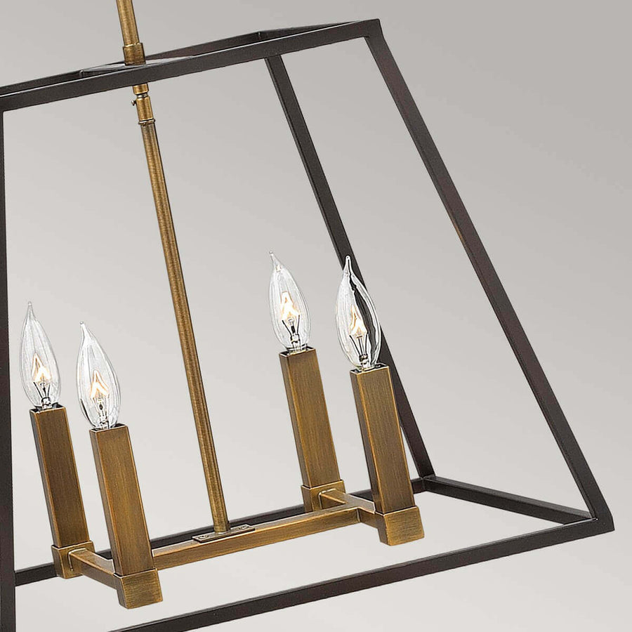 Vue rapprochée de la cage noire et des quatre douilles bronze avec ampoules bougies