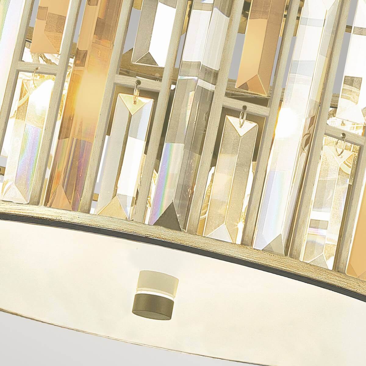 Détail du bas du plafonnier avec diffuseur blanc et fixation centrale apparente.