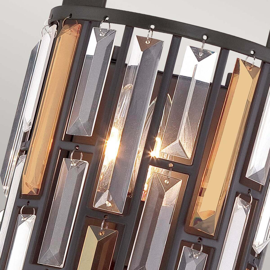 Gros plan des pendentifs rectangulaires en cristal facetté, ampoules allumées