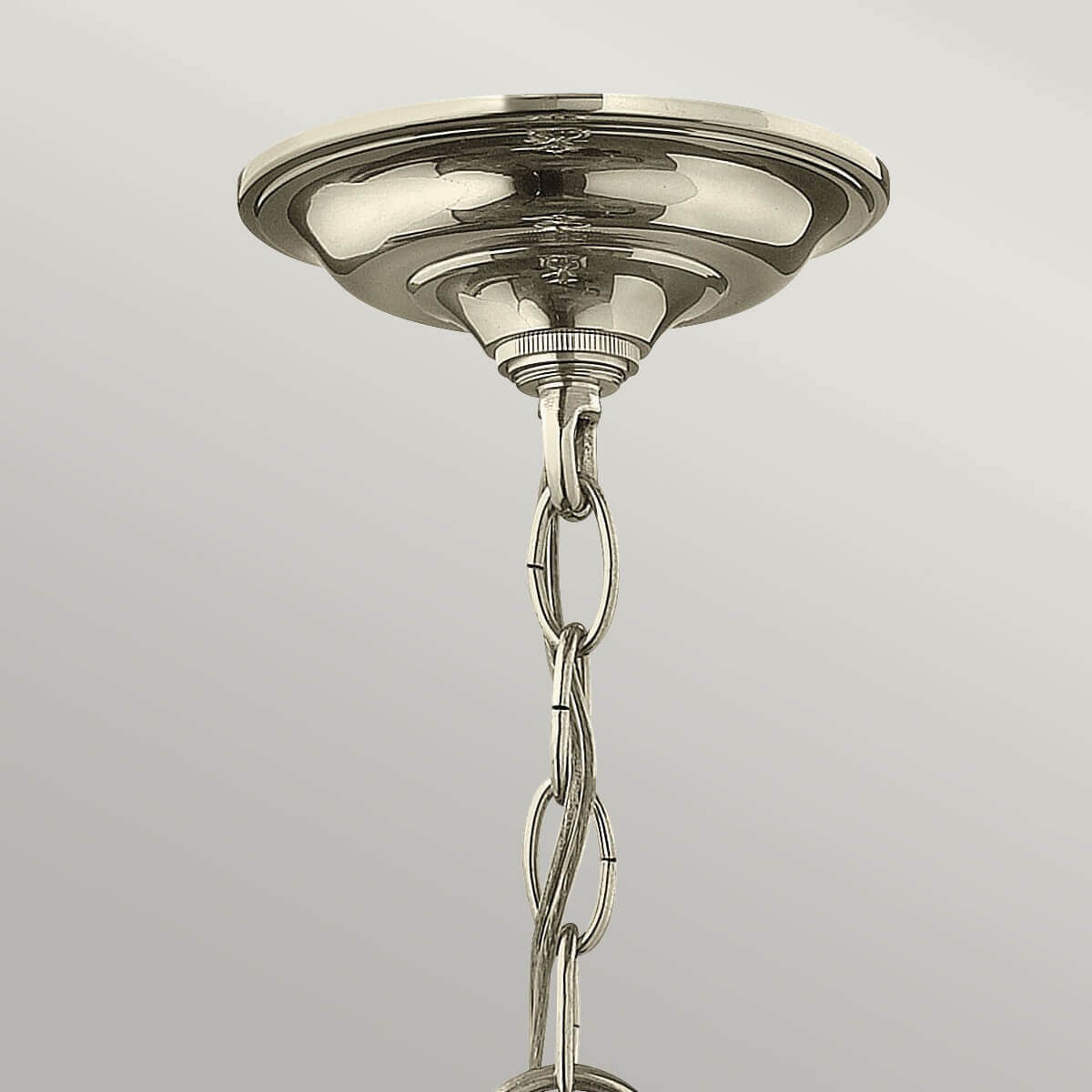 Détail du cabochon de plafond et de la chaîne en nickel poli