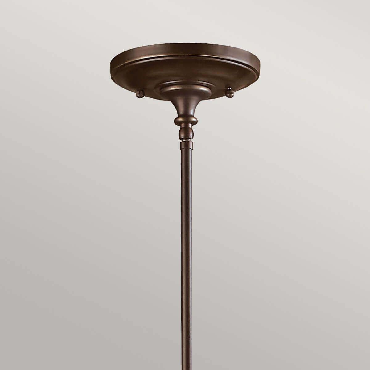 Détail de la fixation au plafond et de la tige verticale en bronze.