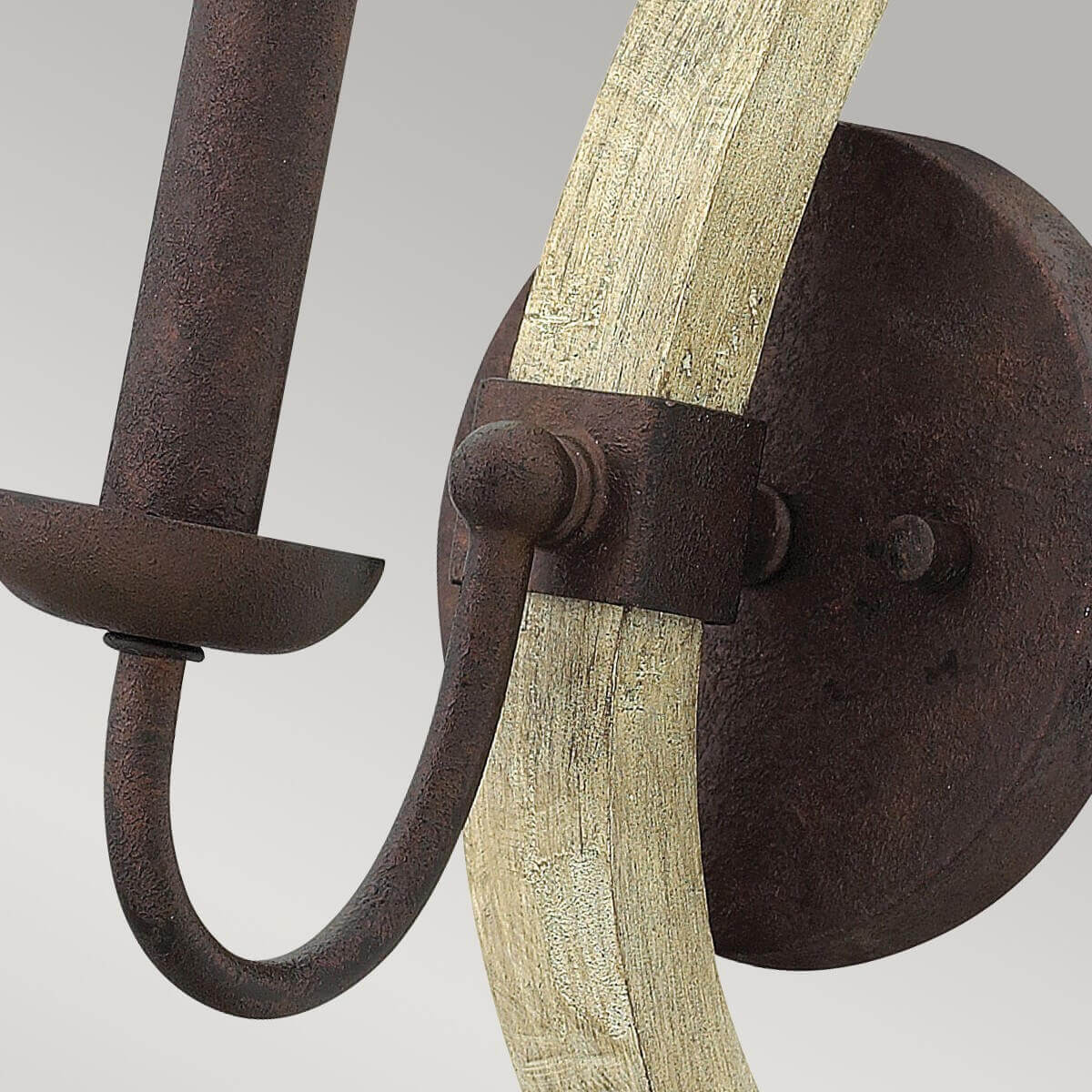 Détail du support central en métal rouille serrant la lame de bois
