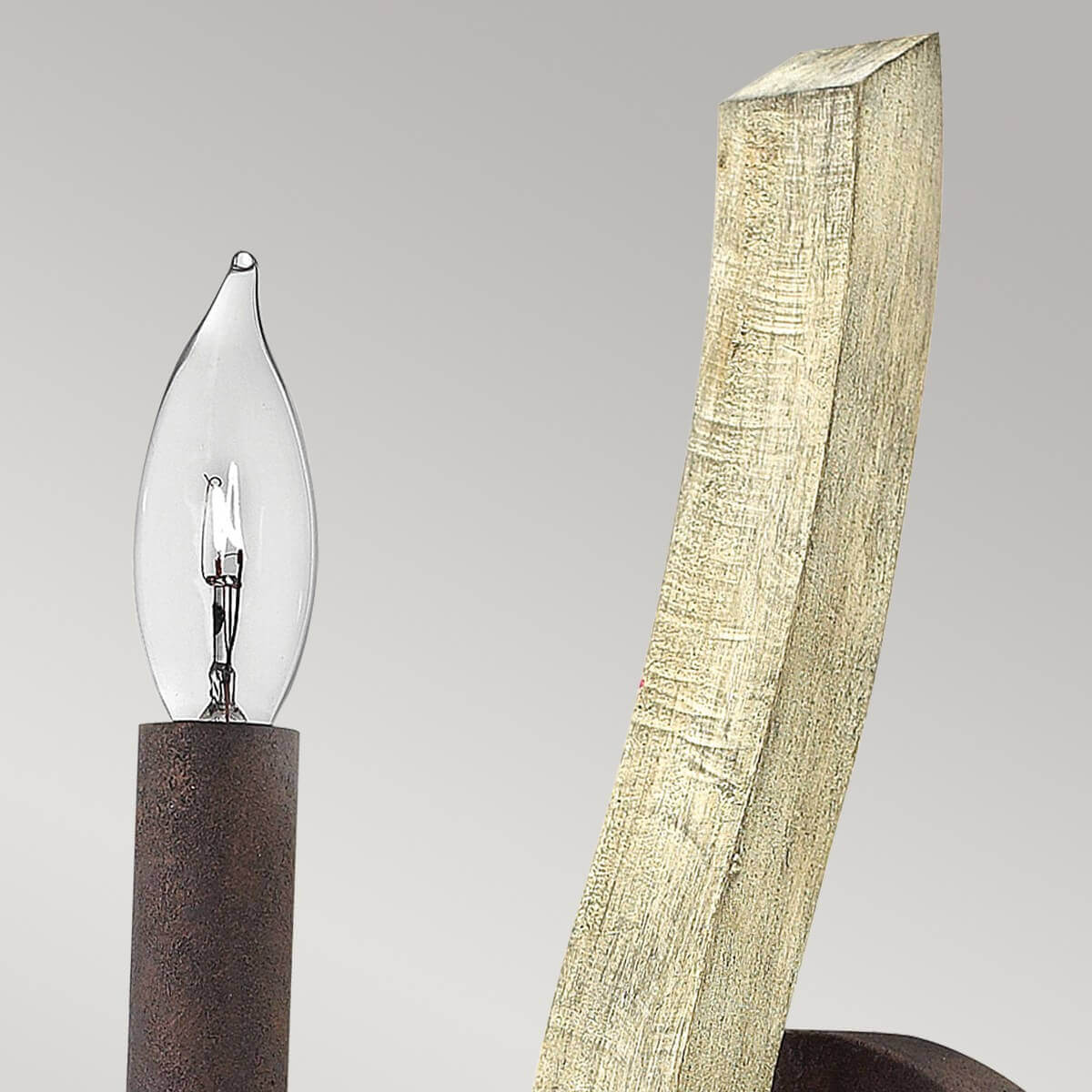 Détail de l'ampoule flamme et du panneau de bois brut