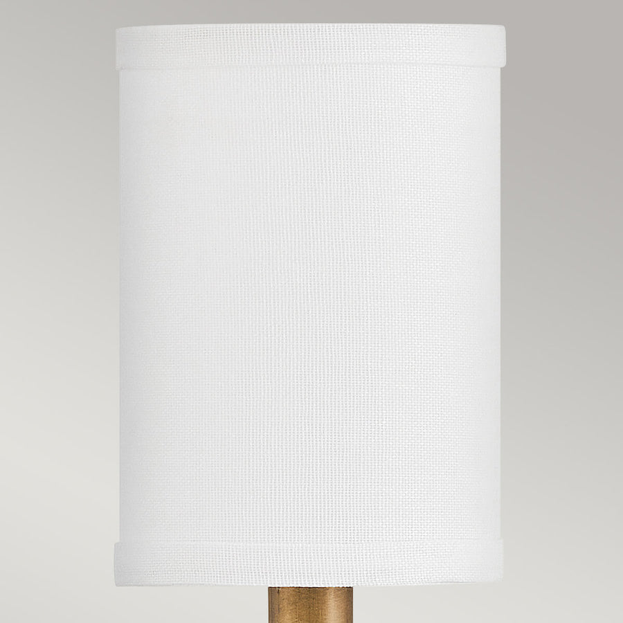 Détail de la texture tissée de l'abat-jour cylindrique blanc, sans ornement.