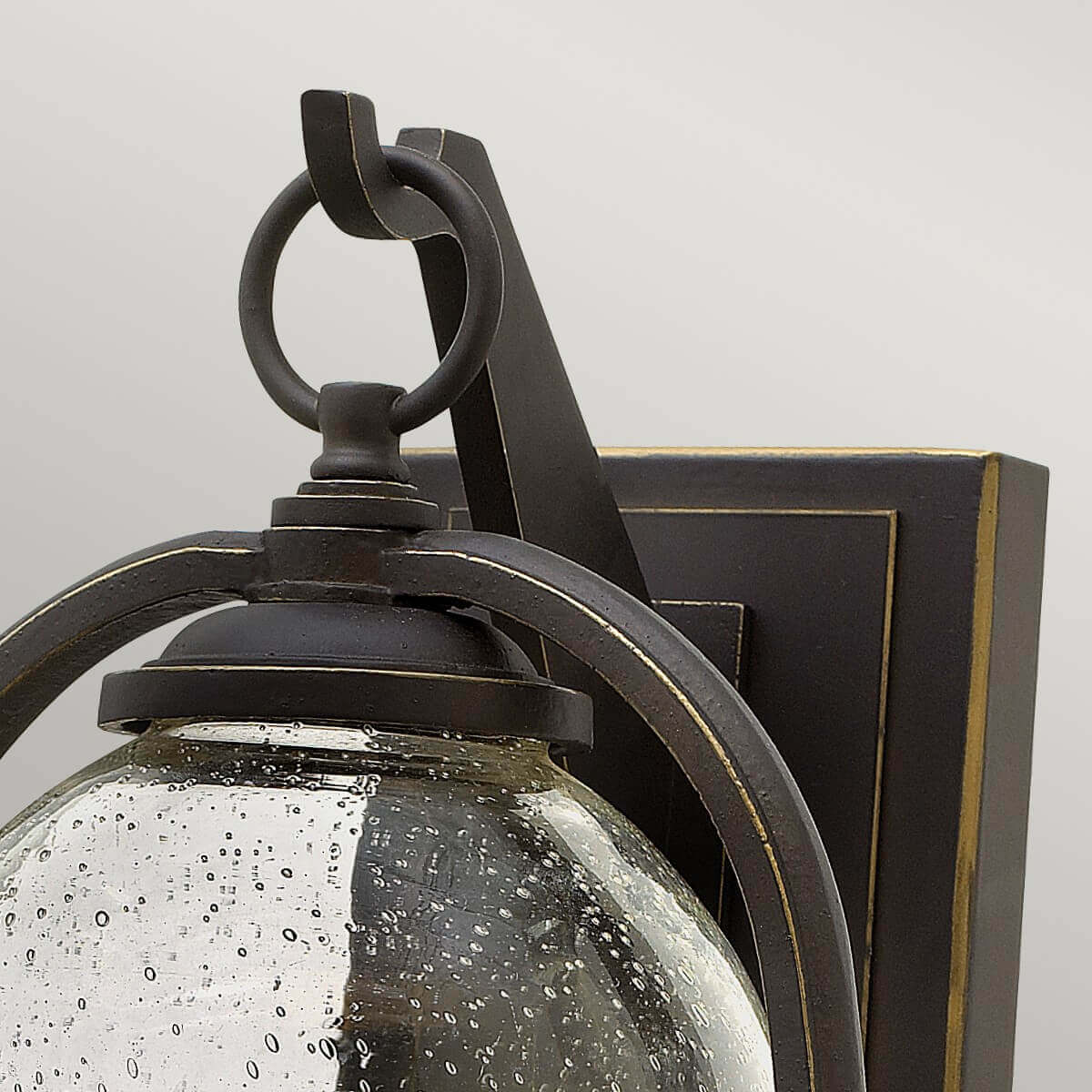 Détail du sommet avec anneau décoratif, support métallique bronze et calotte en verre granité.