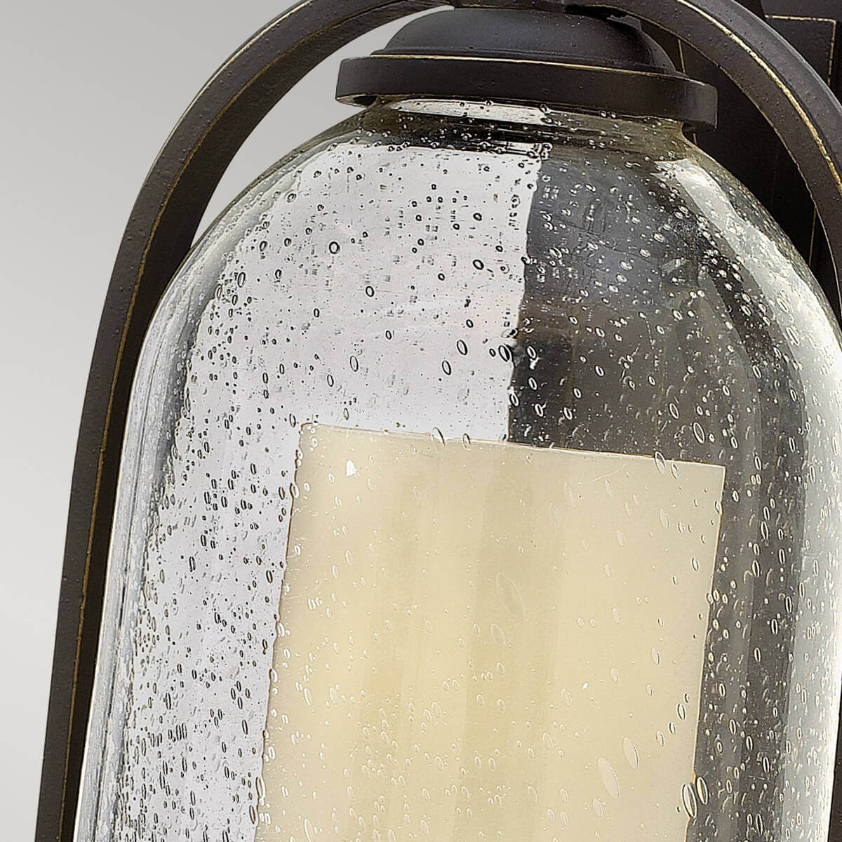 Gros plan sur le verre grenu et la douille intérieure, lumière chaude diffusée.