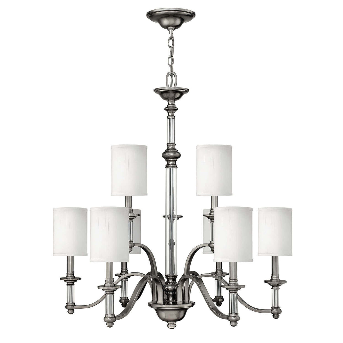 Lustre à neuf lumières en nickel satiné, abat-jours cylindriques blancs, présenté de face sur fond blanc.