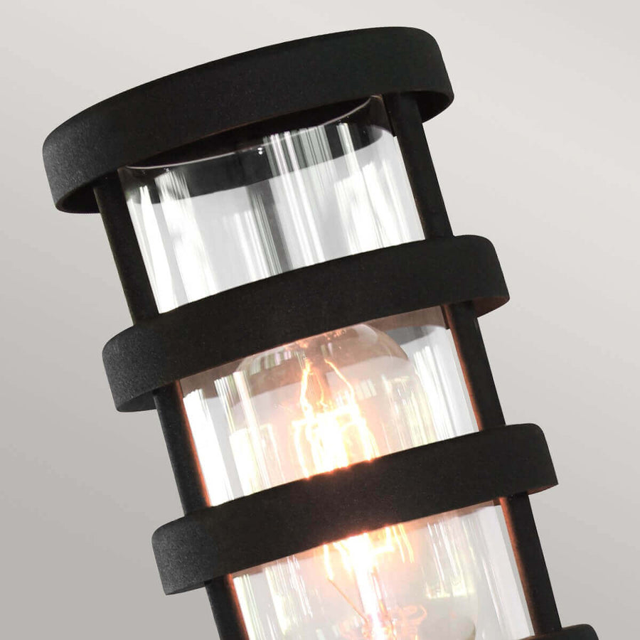 Gros plan du haut vitré, cerclages noirs et ampoule Edison allumée