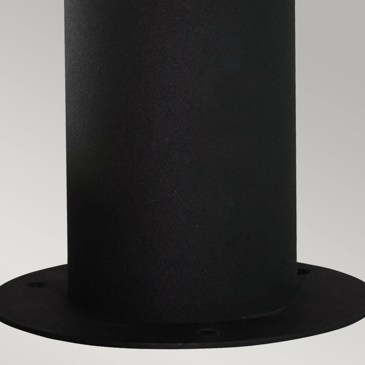 Détail de la base cylindrique noire et platine circulaire percée pour fixation au sol