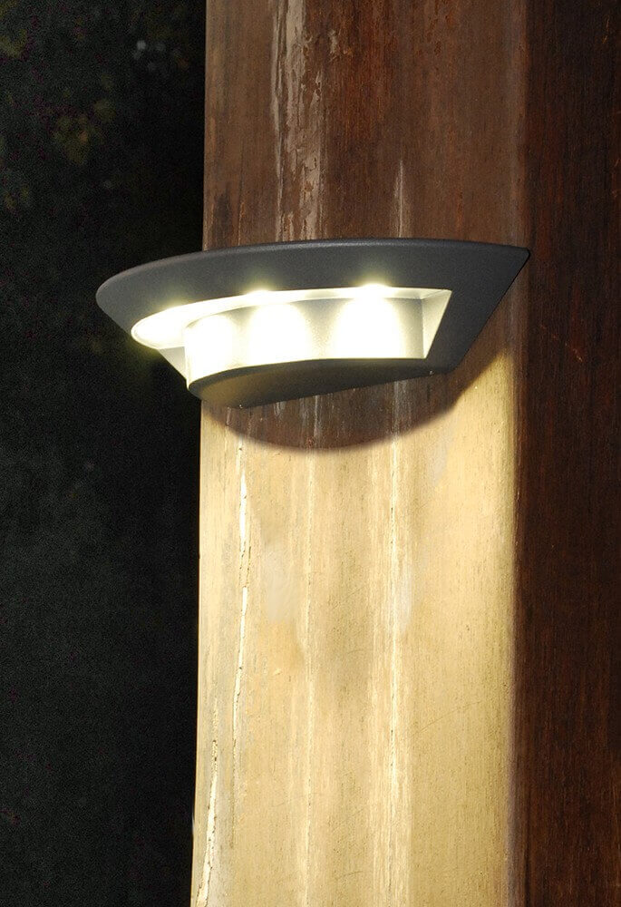 Applique allumée fixée sur un poteau en bois, éclairage extérieur de nuit