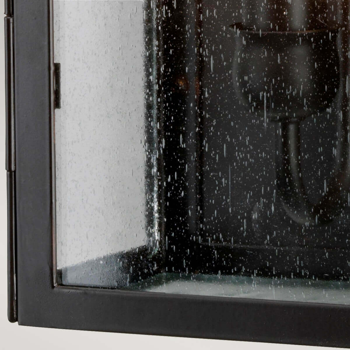 Détail du bas de l'applique avec verre granité et gouttelettes d'eau.