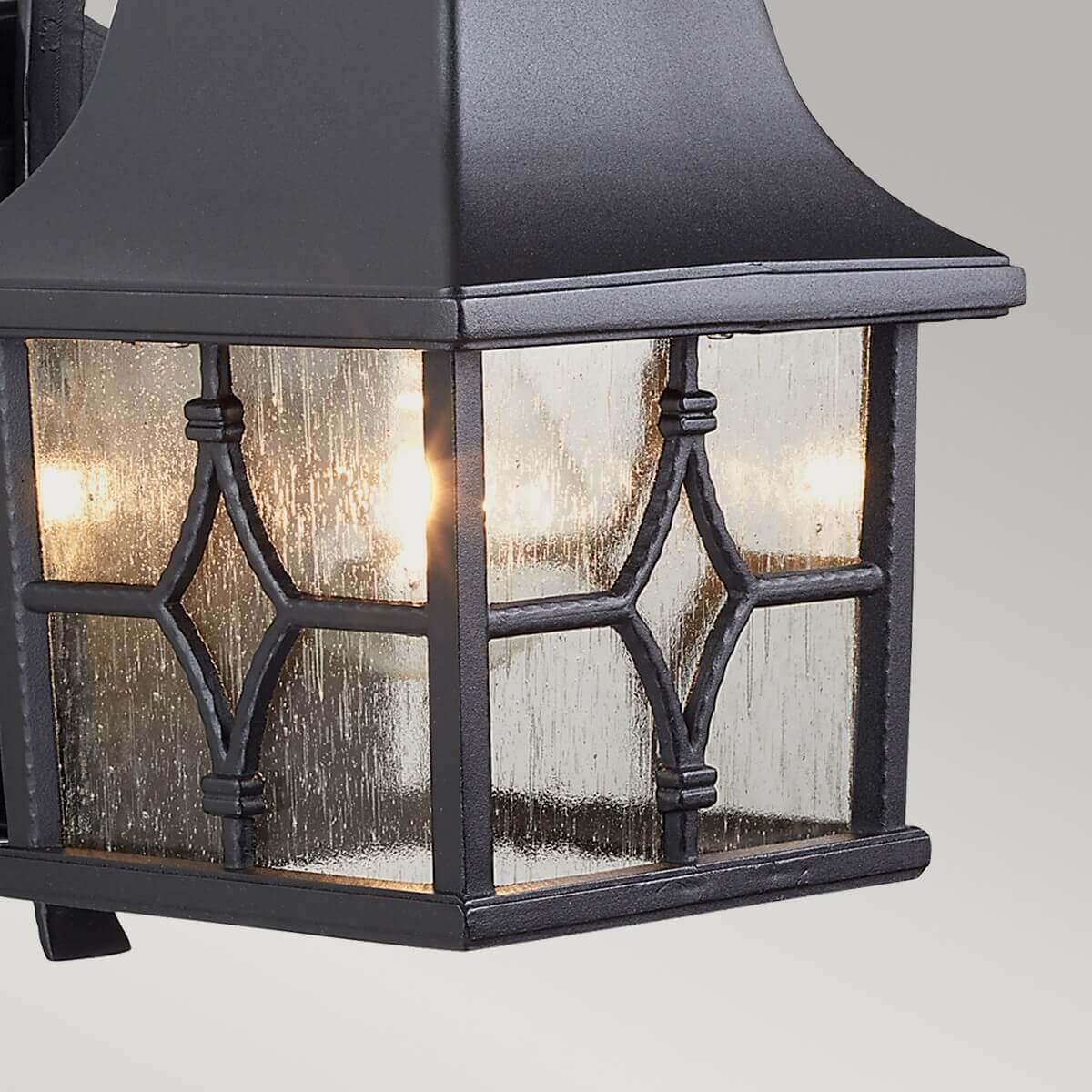 Détail des panneaux de verre strié et du motif losange en métal noir