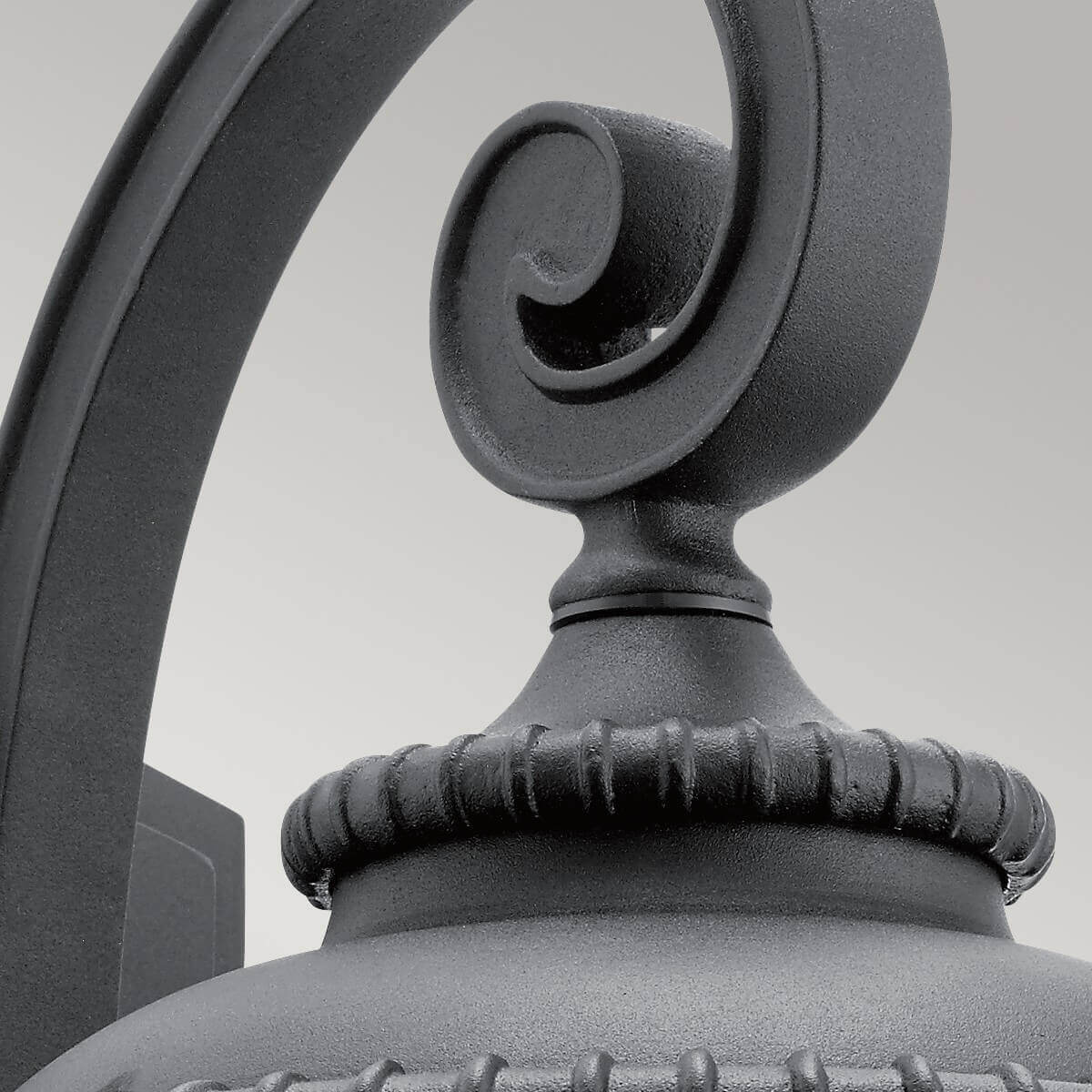 Détail du spiral en haut du bras courbe et des moulures côtelées noires
