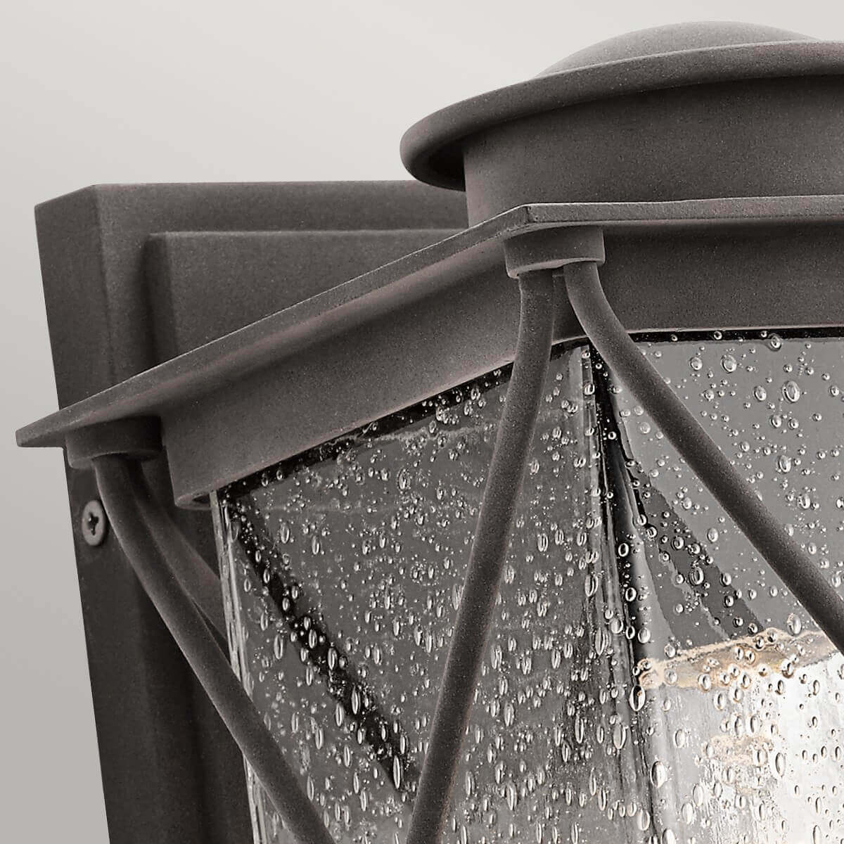 Détail du sommet : chapeau bombé, cerclage et gouttelettes d'eau sur le verre